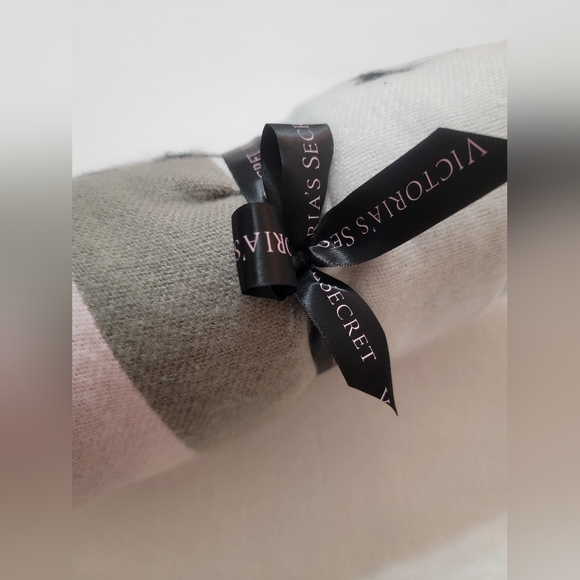 NWT Victoria's Secret Luxurious Super Soft Throw - Picture 6 of 10